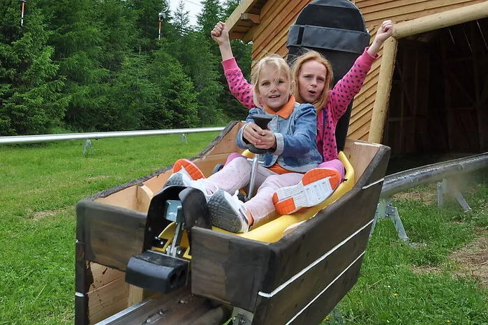 Mit der neuen Erlebnisrodelbahn der Katschberger Bergbahnen können Kinder und Eltern im Bereich des Kinder-Übungshanges der Skischule bis 22. September in die Welt des Goldes eintauchen. Doch bevor die abenteuerliche Fahrt beginnt, hält der Grubenhunt noch Geschichten bereit. Glück auf! www.katschi.at