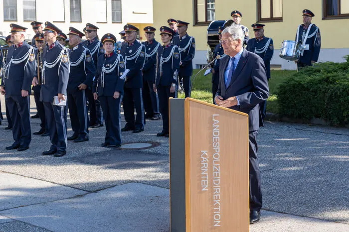 Auch Landeshauptmann Peter Kaiser - sein Vater war Polizist, wie er verriet - wandte sich an die Festgäste und hob die Position der Polizei "als Freund und Helfer" hervor.