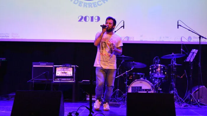 Der Sänger Patrick Freisinger eröffnete den Abend mit "Lautstark! - Der Kinderrechtesong".