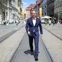ÖVP-Chef Kurt Hohensinner, mit blauem Anzug und weißem Hemd, geht die Herrengasse entlang