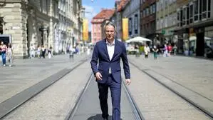 ÖVP-Chef Kurt Hohensinner, mit blauem Anzug und weißem Hemd, geht die Herrengasse entlang