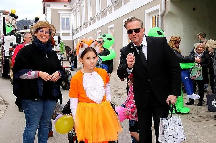 Bürgermeister Helmut Linhart war mitten im Geschehen, er verteilte in „Men in black“-Aufmachung Süßigkeiten.