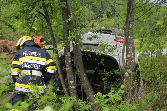 Im Anschluss konnte der rund 1,8 Tonnen schwere Wagen mittels Kranwagen aus dem Bach gehoben werden.