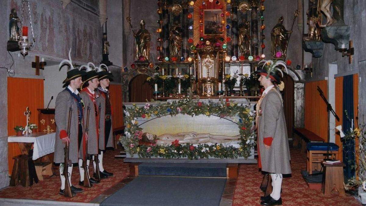 Am Karfreitag wird das Grab Jesu in St. Veit von den Schützen bewacht