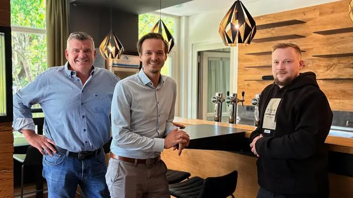 Der Frohnleitner Wirtschaftsstadtrat Franz Tieber, Bürgermeister Johannes Wagner und Gastronom Daniel Deutsch im neuen Trend im Volkshaus