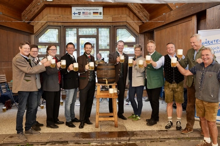 Die Ehrengäste beim Bieranstich: Christian Lackner, Josef Steiner, Ehrhard Trojer, Siegfried Huber, Landesrat Sebastian Schuschnig, Bürgermeister Martin Lackner, Nationalparkdirektorin Barbara Pucker, Bürgermeister Leopold Astner, Vizebürgermeister Christian Fleißner, Amtsleiter Franz Josef Bernhard.