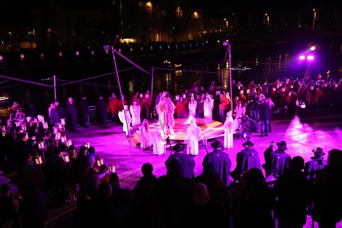 Bauernadvent auf den Drauterrassen, Ankunft des Christkinds mit dem Schiff, es bringt das Friedenslicht, danach festlicher Umzug