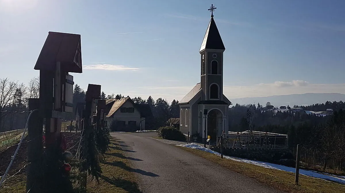 Walter Dokter vor der Kapelle