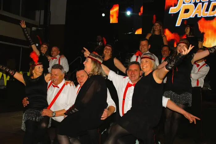 Eine schwungvolle Polonaise der Feuerwehrkameraden unter der Choreografie von Dagmar Schafler bildete den glanzvollen Auftakt.