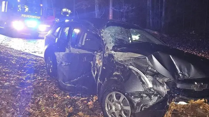 Glück im Unglück hatte ein Pkw-Lenker am Dienstagabend. Kurz nach 17 Uhr kam er mit seinem Fahrzeug auf der L 361 in Puch bei Weiz aus bisher ungeklärter Ursache von der Straße ab. Der Lenker blieb unverletzt