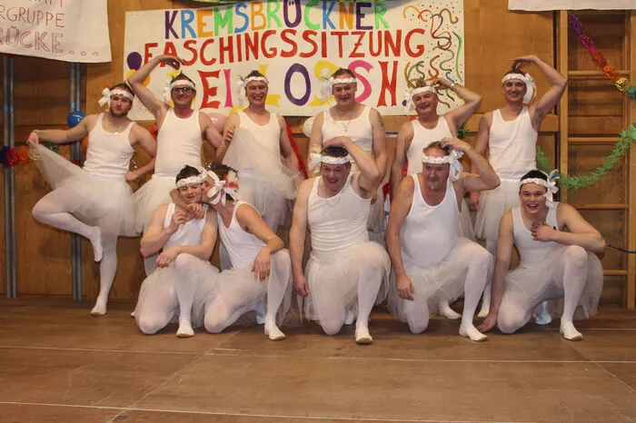Als "sterbende Schwäne" machen die Feuerwehrmänner eine gute Figur.