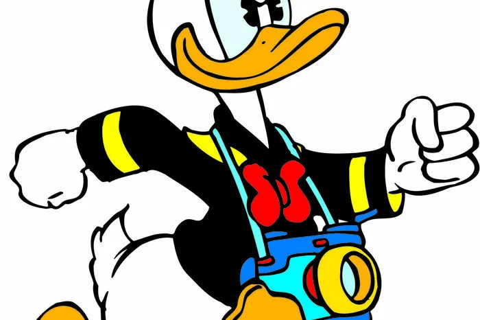 So kennen wir Donald Duck: Matrosenanzug und immer zu Taten bereit. Hier sehen wir ihn als Fotograf, 1934 erblickte er in "The wise Little Hen" das Comic-Licht der Welt. Kaum einen Beruf hat er nicht ausprobiert, kaum eine Abenteuer nicht gewagt. Jetzt geht er verjüngt an den Start. 