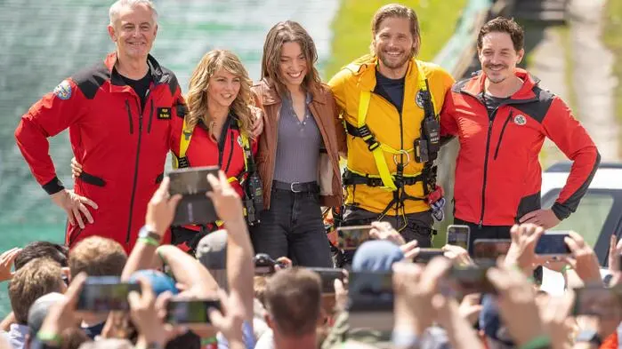 Die Schauspieler Robert Lohr, Luise Bähr, Viktoria Ngotse, Sebastian Ströbel und Markus Brandl vor ihren begeisterten Fans