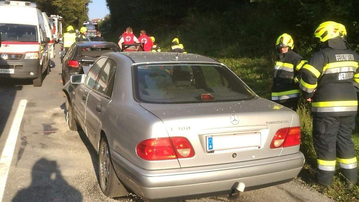 Die Pkw-Insassen wurden von den Feuerwehren erstversorgt