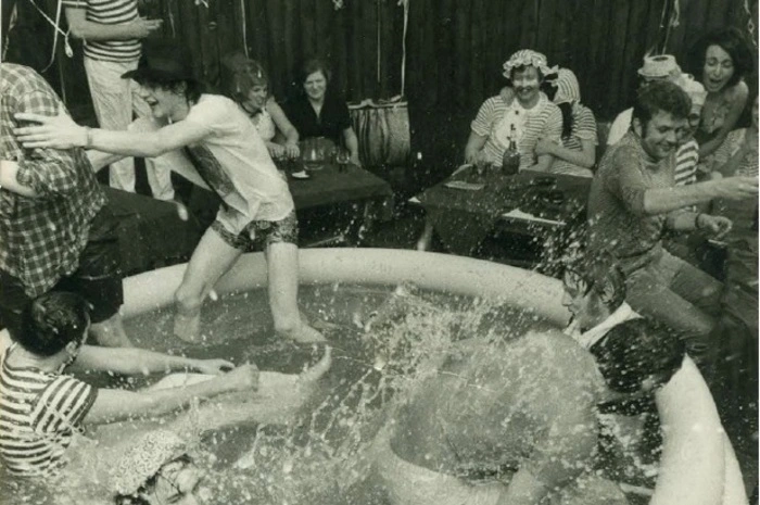Und dabei unter anderem mit der "1. Swimmingpool-Party" für Furore sorgte.