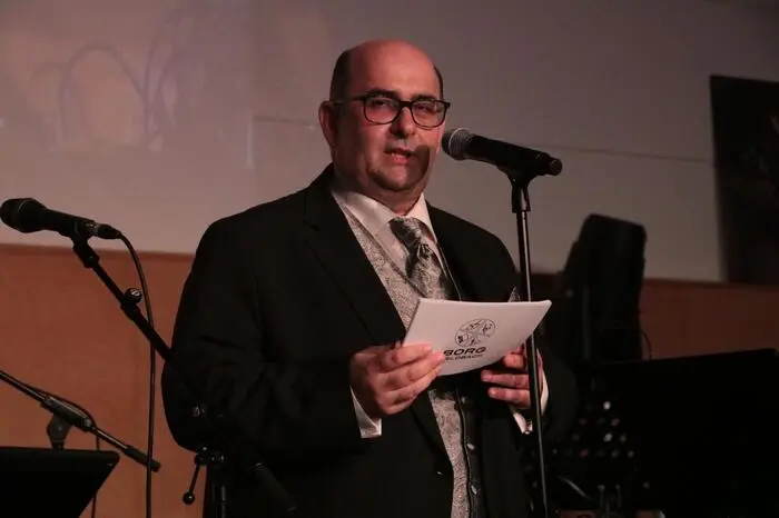 Direktor Gunter Wilfinger begrüßte die Gäste im Saal. Unter ihnen waren auch die Landtagsabgeordneten Cornelia Schweiner, Franz Fartek und Herbert Kober. Auch Bürgermeister Josef Ober war dabei.