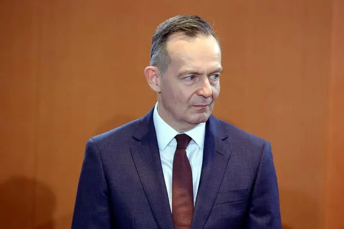 Dr. Volker Wissing, Bundesminister für Digitales und Verkehr, Deutschland, Berlin, Bundeskanzleramt, Das Bundeskabinett befasst sich in seiner 84. Sitzung am 13. Dezember 2023 unter anderem mit der Verordnung zur Anrechnung von strombasierten Kraftstoffen und mitverarbeiteten biogenen Ölen auf die Treibhausgasquote  37. BImSchV. *** Dr Volker Wissing, Federal Minister for Digital Affairs and Transport, Germany, Berlin, Federal Chancellery, At its 84th meeting on 13 December 2023, the Federal Cabinet will discuss, among other things, the Ordinance on the Inclusion of Electricity-based Fuels and Co-processed Biogenic Oils in the Greenhouse Gas Quota - 37 BImSchV