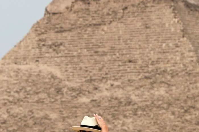 Anschließend posierte sie vor den Pyramiden in einem Outfit, das stark an das der Schauspielerin Meryl Streep in "Jenseits von Afrika" erinnerte.