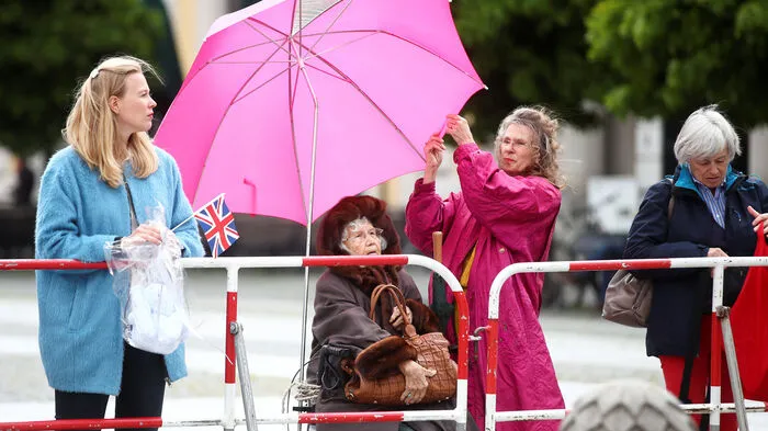 Jung und alt wollte auch in München einen Blick auf das britische Thronfolgerpaar Prinz Charles und Herzogin Camilla werfen. Die beiden sind noch bis zum Freitag in Deutschland auf Tour.
