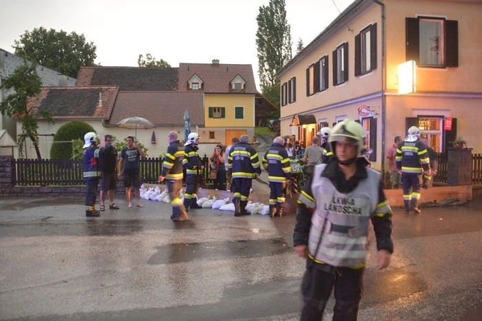 Die Feuerwehren errichteten Hochwasserschutz und Straßensperren und pumpten zahlreiche Keller aus.