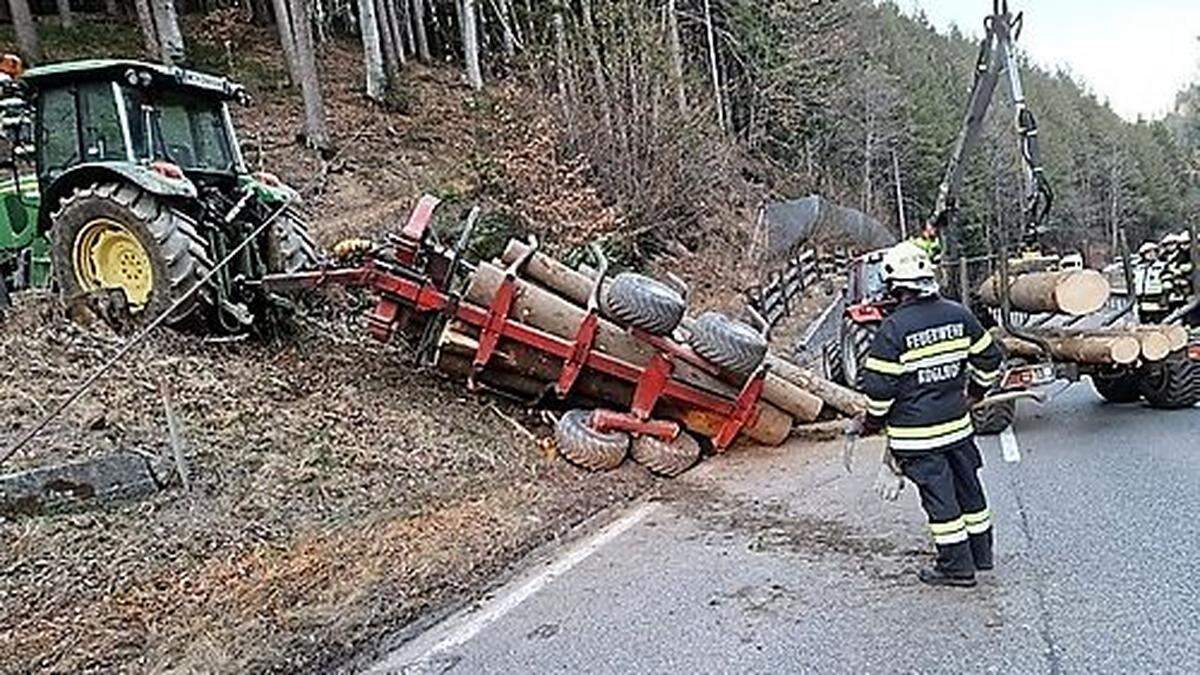 Die Feuerwehr Koglhof führte die Bergung des Holzanhängers durch