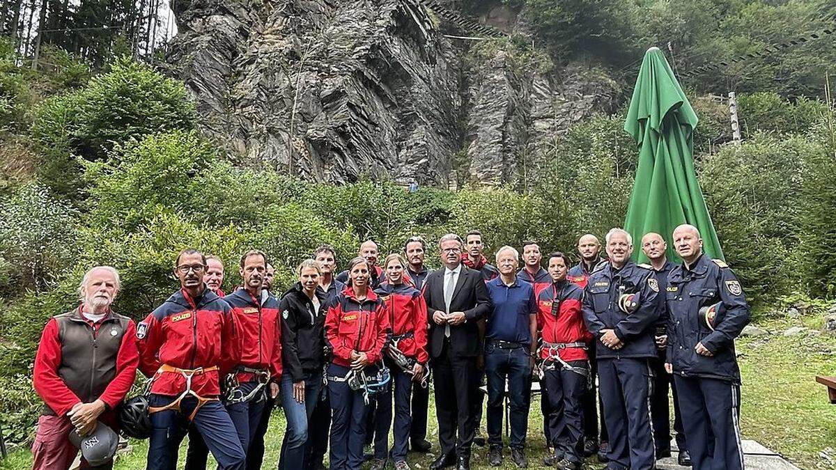 Die Alpineinsatzgruppe Murtal mit Leiter Wolfgang Murer (4. v. l.), Alpinparkchef Ewald Walder (l.) und Ehrengästen