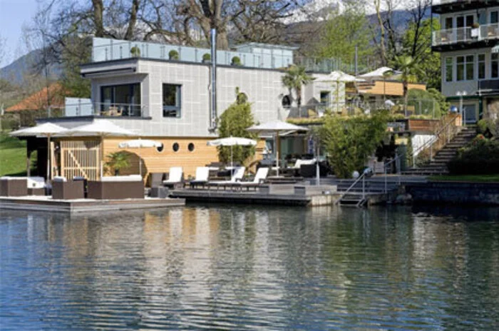 2. Der Butler kommt im BootKollers (17 Punkte, drei Lilien)Ein Haus von mediterranem Flair mitten in Kärnten: das Kollers mit großer Terrasse und herrlichem Ausblick. Dank des Hideaway-Charakters kommen besonders Paare auf ihre Kosten. Das Lieblingszimmer der Redaktion ist die Bootshaus-Suite direkt am Ufer – mit offenem Kamin undtraumhaftem Panorama. Im Sommer lockt der Millstätter See mit seinen schier unzähligen Aktivitäten von Schwimmen bis Segeln oder Wasserski. Speziell für Gäste wird ein „Dinner for two“ auf einer Palmeninsel mitten auf dem See von einem Butler per Boot serviert.