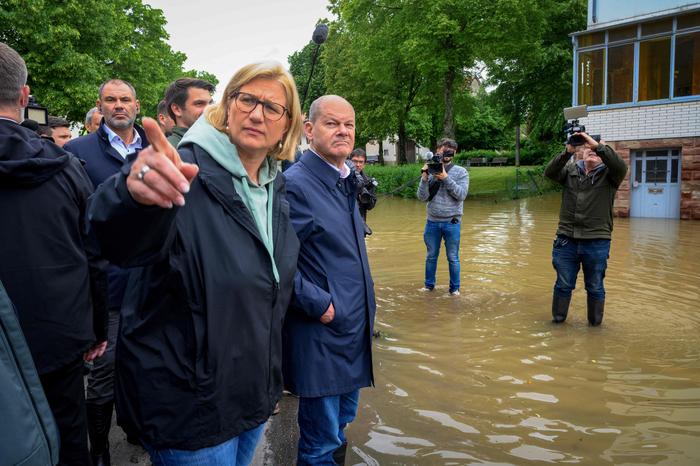 Der deutsche Bundeskanzler Olaf Scholz (SPD) machte sich vor Ort im Saarland ein Bild von der Lage