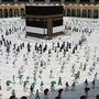 Jene Pilger, die zugelassen sind, dürfen die Kabaa nur umkreisen und nicht berühren 