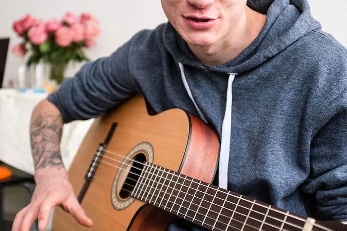 "Vlad", wie ihn seine Freunde nannten, war ein lebenslustiger, fröhlicher Bursche. Der 19-jährige spielte Gitarre, war künstlerisch sehr begabt und auch ein talentierter Skatboarder. Er hatte sogar einen Vertrag mit Blue Tomato.