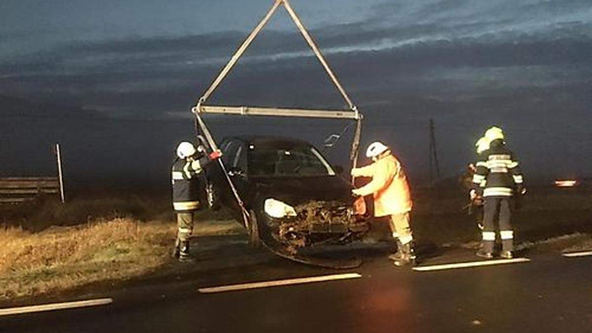 Die Feuerwehren Hatzendorf und Fehring hoben das Fahrzeug aus dem Straßengraben