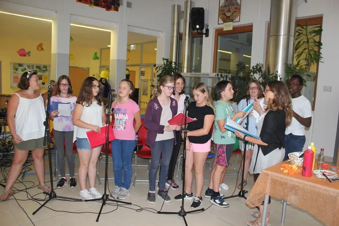 Der Schulchor sowie musizierende Schüler unter der Leitung von Anna Lesky und Cäcilie Bacak untermalten die Zeitreise musikalisch.