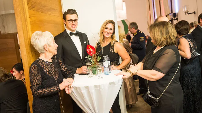 Nicht nur auf dem Tanzparkett, auch am Schießstand zeichneten sich die Besucher des 60. Großen Gesellschaftsabends des Offizierskorps der Garnison Graz (Offiziersball) in der Grazer Belgierkaserne aus ...