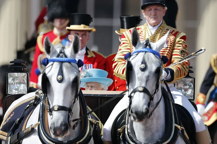 Die Queen nahm die Parade alleine ab. Prinz Philip hat sich ja von solchen Auftritten zurückgezogen.