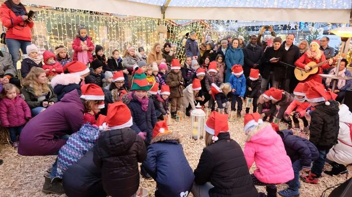 Im Lichterzelt gestalteten Kinder des Kindergarten Sonnenstrahl eine herzerwärmende Eröffnungsfeier. 
