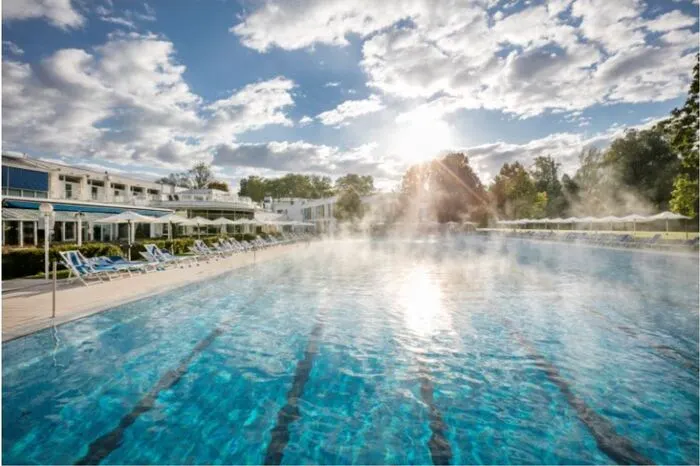 Ein fehlender Planungshorizont sei immer negativ behaftet, sagt Christian Korn, Geschäftsführer der Parktherme Bad Radkersburg. „Marketingkampagnen sind saisonbezogen und müssen dann wieder umgeplant werden. Es geht aber auch um die Motivation der Mitarbeiter: Wir wollen ja für den Gast da sein“, erklärt er. Dem Geschäftsführer geht es aber auch um die „unzureichenden“ Förderungen der Regierung. „Wir haben zu 100 Prozent einen kommunalen Eigentümer. Daher sind wir von gewissen Unterstützungen für Private ausgeschlossen.“ Der Grundgedanke der Initiative ist, mit einer starken gemeinsamen Stimme aufzutreten – auch zur Abgrenzung von anderen Bädern wie Freibädern. „Wir freuen uns jetzt auf den Wieder-Start.“