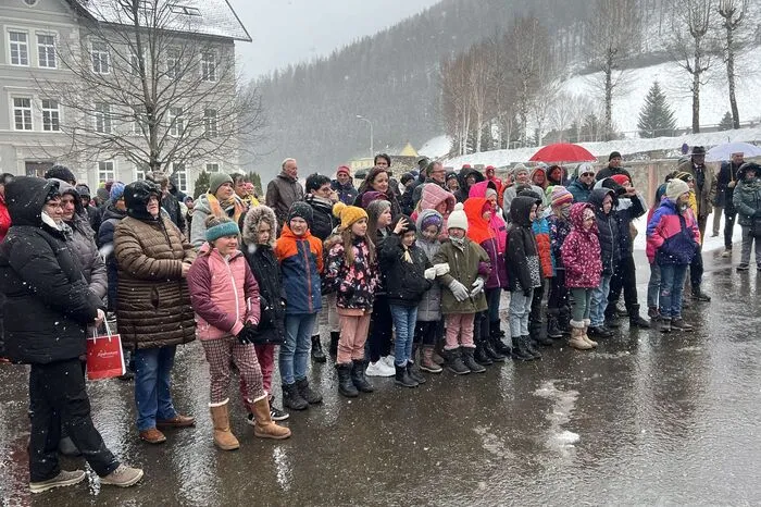 Trotz Schneefall und Sturm waren viele Besucher bei der Ehrung und beim Spatenstich für die neue Lehrwerkstätte des bfi-Steiermark, wo auch die NAZ-Schützlinge ihre Lehren absolvieren