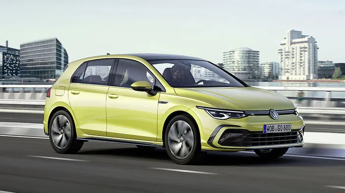 Der neue Golf misst 4284 mm in der Länge, 1789 in der Breite und 1456 in der Höhe. Der Radstand beträgt 2636 mm. Den Bestseller aus Wolfsburg gibt es nur noch als Fünftürer. Im Laufe des nächsten Jahres gehen die eigenständigen Modelle Golf GTI, GTI TCR, Golf GTD, Golf GTE und Golf R an den Start.