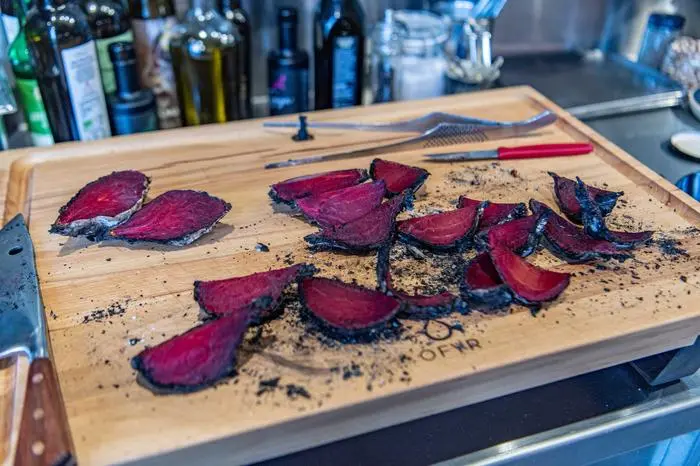 Von den verkohlten Roten Rüben wird der verbrannte Teil entfernt und nur der cremig, aromatische Teil verarbeitet