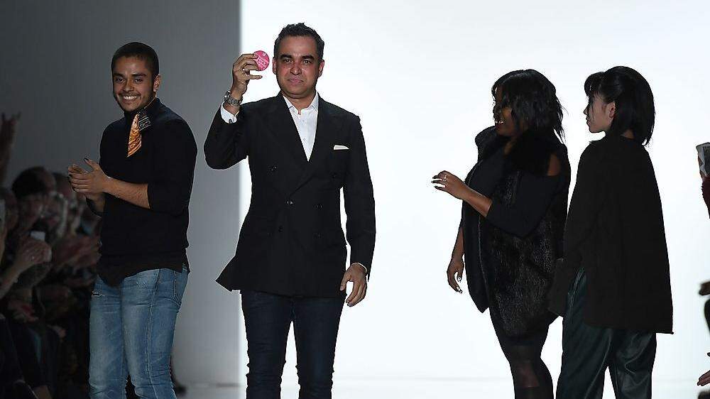 Designer Bibhu Mohapatra mit &quot;Fashion Stands with Planned Parenthood&quot;-Sticker
