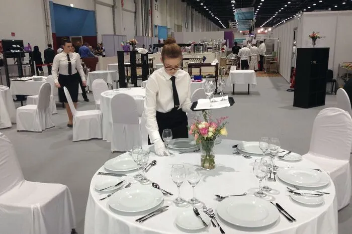 Aufgetischt in Abu Dhabi: Restaurantfachfrau Monika Pöllabauer.