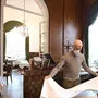 Im Wiener Kaffeehaus Landtmann laufen die Vorbereitungen auf die Wiedereröffnung.