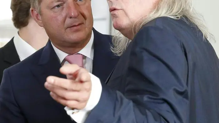 Wegen Unregelmäßigkeiten bei der Bundespräsidenten-Stichwahl stehen neun Mitglieder der Villacher Bezirkswahlbehörde und der Wahlleiter vor Gericht.
