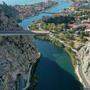 Die Cetina-Brücke hoch über der kroatischen Küstentadt Omiš