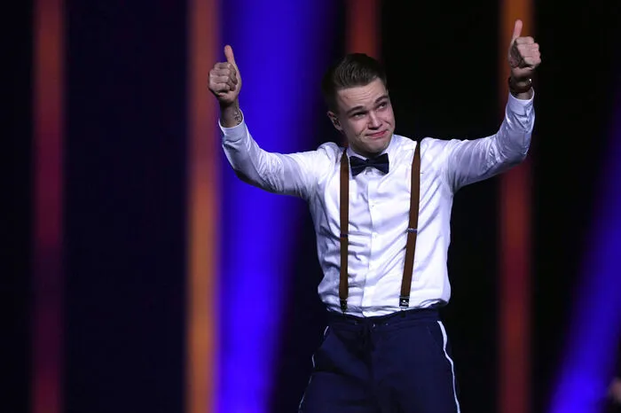 Ex-Modell Mikolas Josef schaffte es mit Schultasche und seiner Hip-Hop-Nummer "Lie To Me" ins Finale.