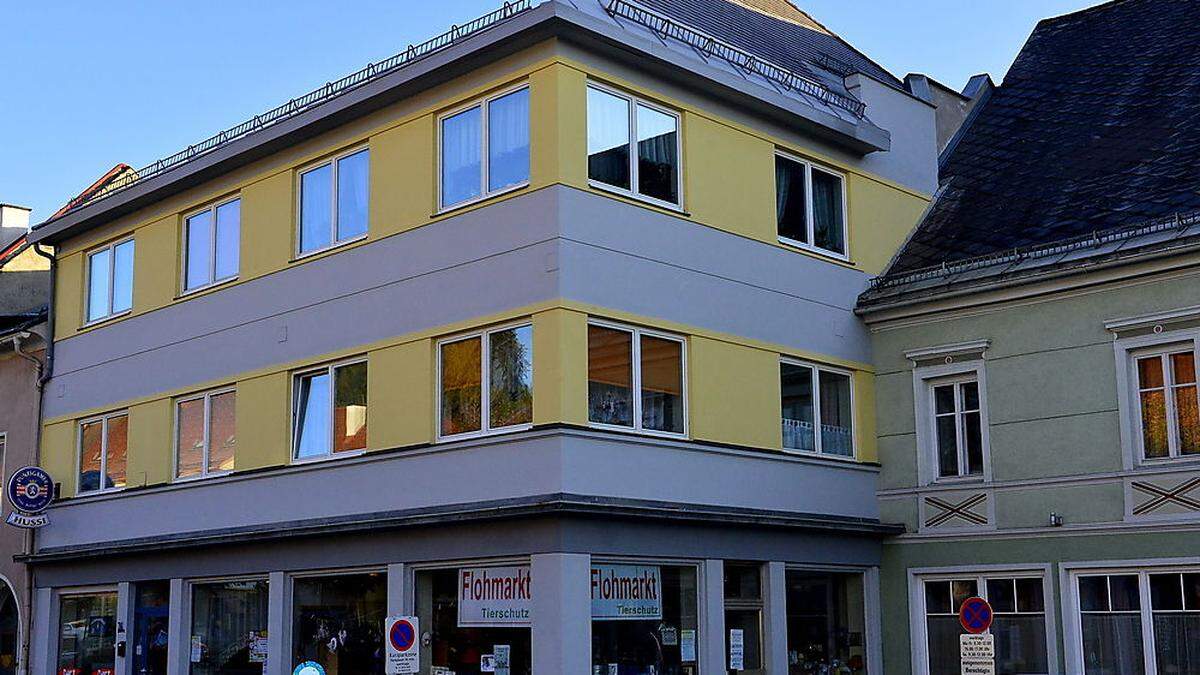 Stein des Anstoßes: In dieses Geschäftslokal soll die Bank übersiedeln, der Flohmarkt will nicht weichen