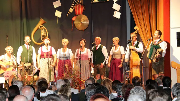 Der „Gradner G’sang“ lud zur Präsentation der bereits fünften CD „Drunter &amp; Drüber“ ins Volksheim Köflach. Und wie immer, wenn der Familienchor einlädt, war auch diesmal der Publikumsandrang enorm.
