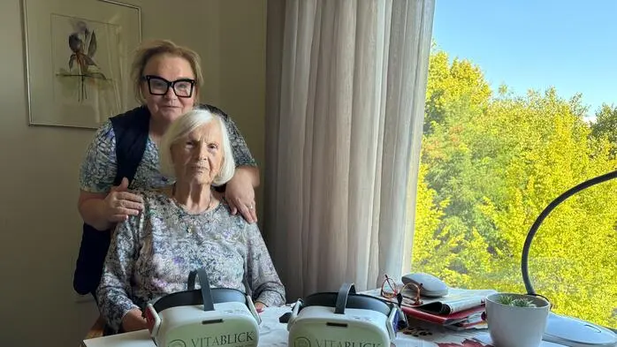 Rosa Lesky und Pflegeassistentin Roswitha Grabner gehen schon seit ein paar Wochen gemeinsam auf Reisen – per VR-Brille