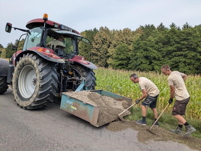 Vereinsmitglieder haben angepackt und Schäden bei Banketten von Gemeindestraßen ausgebessert