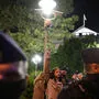 Demonstranten und Sicherheitskräfte vor dem Parlament in Warschau 